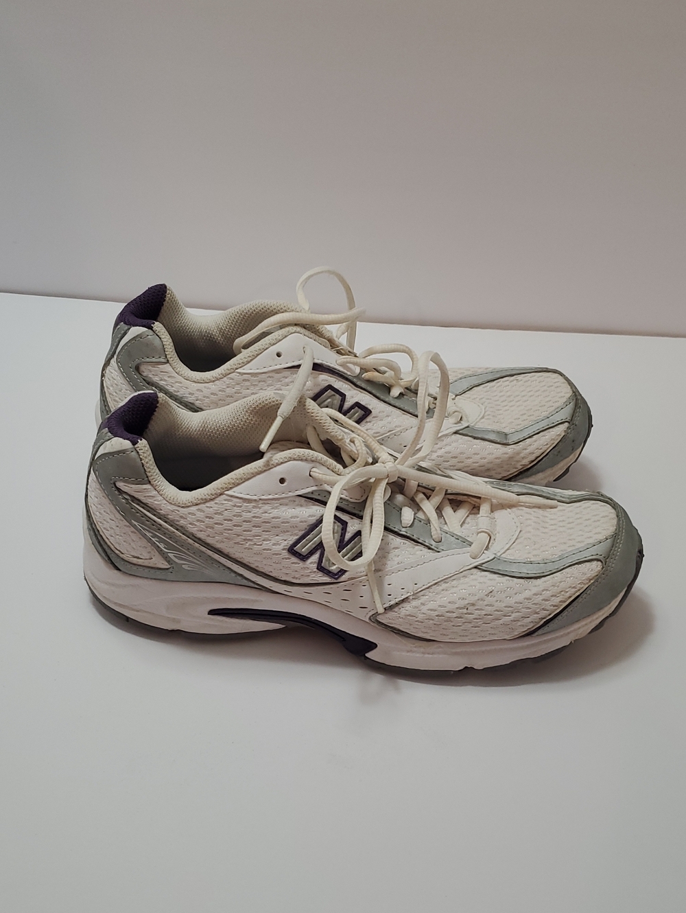 New Balance Women's Athletic Sneakers in White and Gray with Purple Trim Sz 9